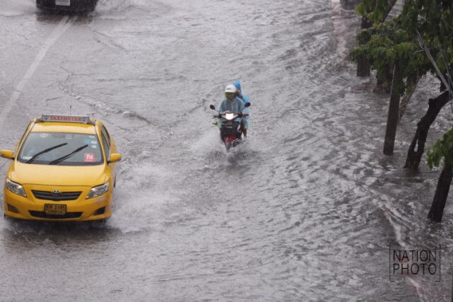 ฝนตกทั่วกรุงฯ น้ำท่วมถนนหลายสาย