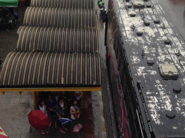 ฝนตกหนัก รถติดหนึบ!
ถนนวิภาวดีรังสิต บริเวณวัดเสมียนนารี