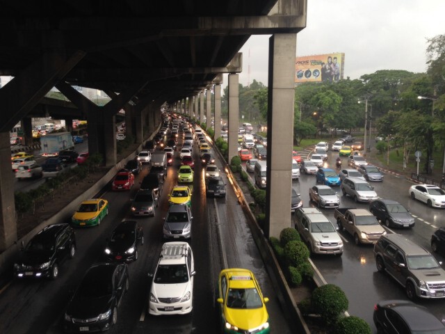 ฝนตกหนัก รถติดหนึบ!
ถนนวิภาวดีรังสิต บริเวณวัดเสมียนนารี