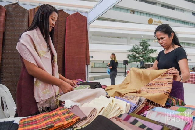 งานประกวดเส้นไหม ผ้าไหมตรานกยูงพระราชทาน
และผลิตภัณฑ์หม่อนไหม ประจำปี 2559