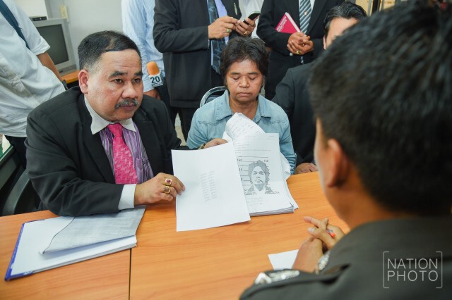 เทียบลายเซ็น"สุกัลยา"
กับลายเซ็นในสำนวนคดี"หญิงไก่"