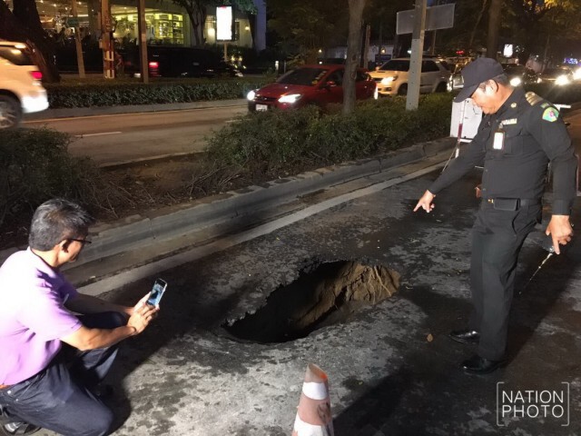 ถนนวิทยุทรุดตัว!  กว้าง 70 ซม. ลึก 180 ซม. โชคดีไร้คนเจ็บ