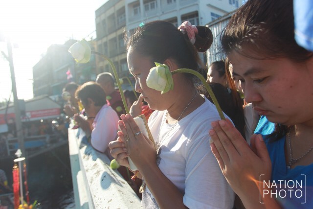 พิธีถวายบัวแห่เทียนพรรษาทางเรือ บริเวณริมคลองภาษีเจริญ