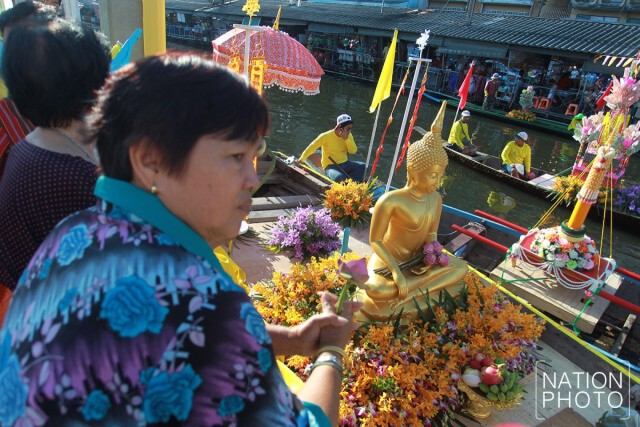 พิธีถวายบัวแห่เทียนพรรษาทางเรือ บริเวณริมคลองภาษีเจริญ