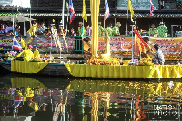 พิธีถวายบัวแห่เทียนพรรษาทางเรือ บริเวณริมคลองภาษีเจริญ