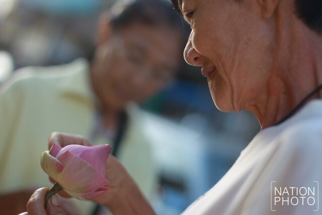 พิธีถวายบัวแห่เทียนพรรษาทางเรือ บริเวณริมคลองภาษีเจริญ