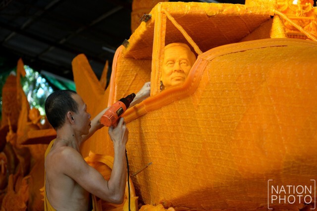 ขบวนเทียน "เทิดไท้ องค์ราชัน ครองราชย์ 70 ปี" เตรียมเข้าประกวดงานแห่เทียนพรรษาปี 2559