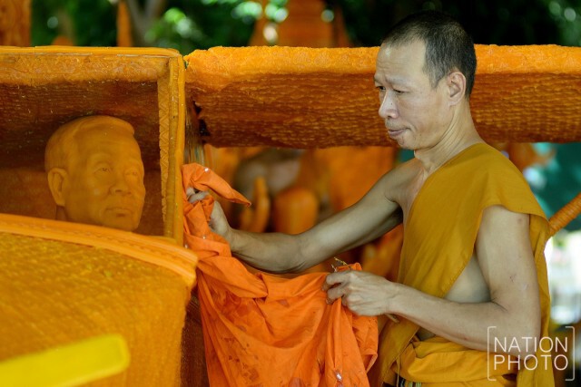 ขบวนเทียน "เทิดไท้ องค์ราชัน ครองราชย์ 70 ปี" เตรียมเข้าประกวดงานแห่เทียนพรรษาปี 2559