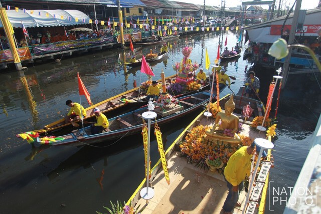 พิธีถวายบัวแห่เทียนพรรษาทางเรือ บริเวณริมคลองภาษีเจริญ