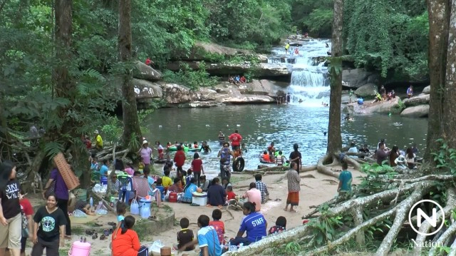 หยุดยาว...ประชาชน แห่เที่ยว "น้ำตกตาดขาม" จ.นครพนม คึกคัก