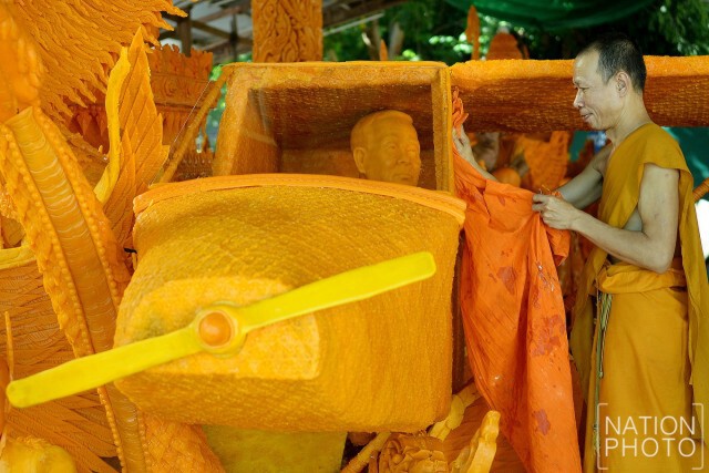 ขบวนเทียน "เทิดไท้ องค์ราชัน ครองราชย์ 70 ปี" เตรียมเข้าประกวดงานแห่เทียนพรรษาปี 2559