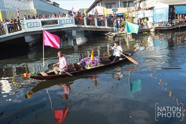 พิธีถวายบัวแห่เทียนพรรษาทางเรือ บริเวณริมคลองภาษีเจริญ