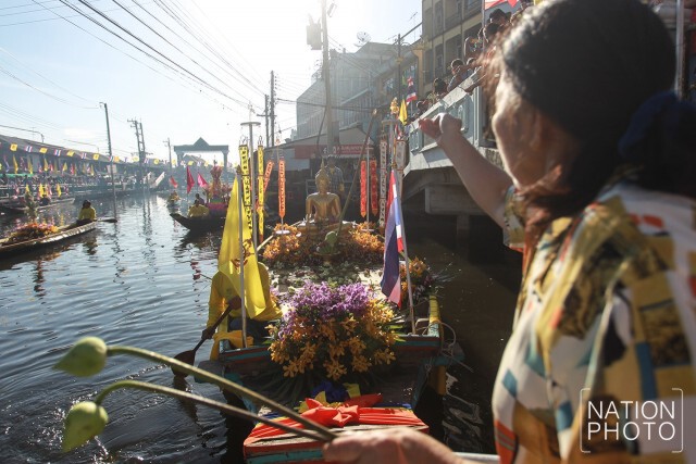 พิธีถวายบัวแห่เทียนพรรษาทางเรือ บริเวณริมคลองภาษีเจริญ
