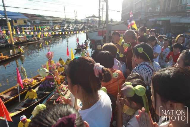 พิธีถวายบัวแห่เทียนพรรษาทางเรือ บริเวณริมคลองภาษีเจริญ