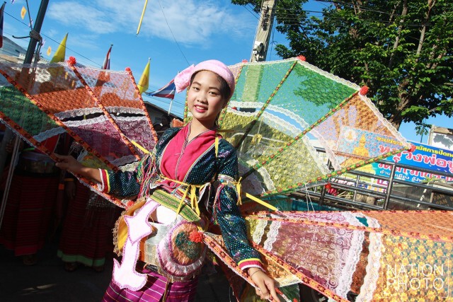 พิธีถวายบัวแห่เทียนพรรษาทางเรือ บริเวณริมคลองภาษีเจริญ