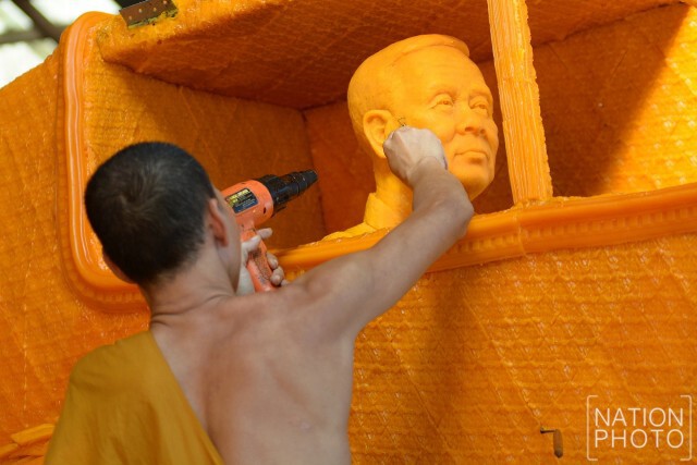 ขบวนเทียน "เทิดไท้ องค์ราชัน ครองราชย์ 70 ปี" เตรียมเข้าประกวดงานแห่เทียนพรรษาปี 2559