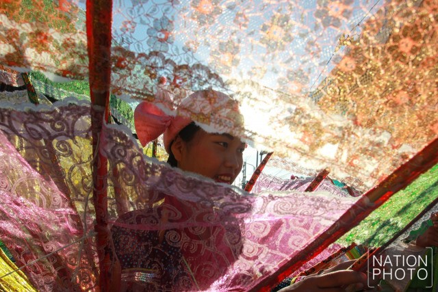 พิธีถวายบัวแห่เทียนพรรษาทางเรือ บริเวณริมคลองภาษีเจริญ