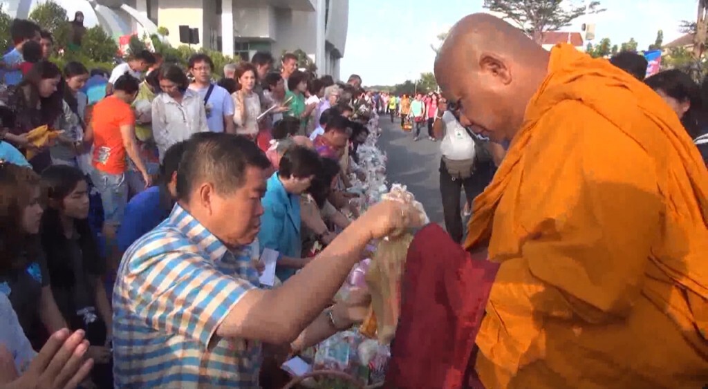 โปรดเกล้าฯ องคมนตรีประกอบพิธีวันอาสาฬหบูชา