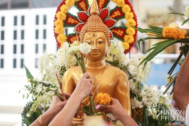 ตักบาตรดอกไม้ ณ วัดบางโฉลงใน จ.สมุทรปราการ