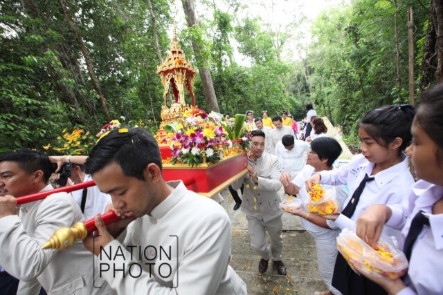 พิธีเชิญพระบรมสารีริกธาตุขึ้นสู่พระบรมธาตุ