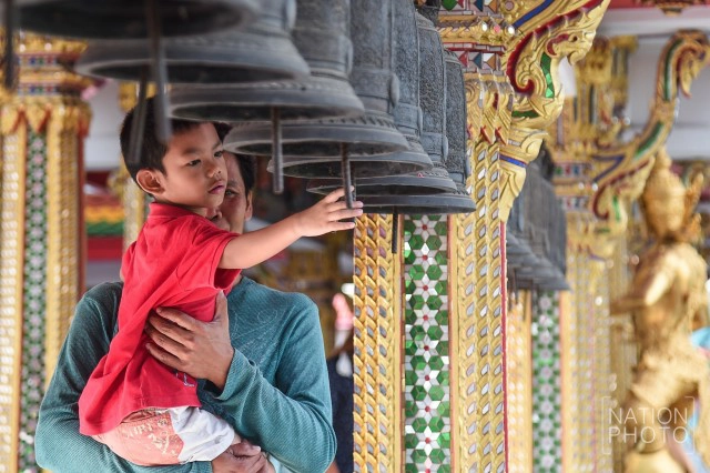 พุทธศาสนิกชน ร่วมทำบุญวันอาสาฬหบูชา หล่อเทียนวันเข้าพรรษา