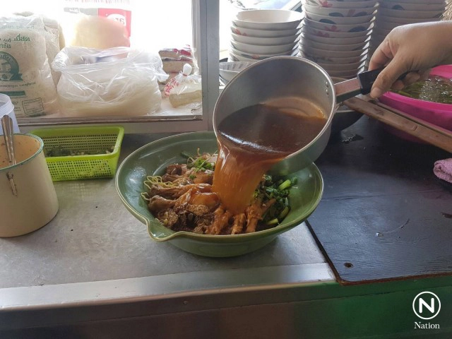 ฮือฮา! ก๋วยเตี๋ยวชามยักษ์อ่างทอง เจ้าของท้ากินหมดภายใน 40 นาทีให้กินฟรี 1 ปีเต็ม