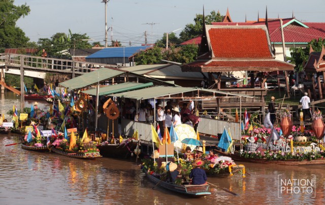 ชาวบ้านริมคลองลาดชะโด พายเรือร่วมขบวนแห่เทียนพรรษาทางน้ำ
