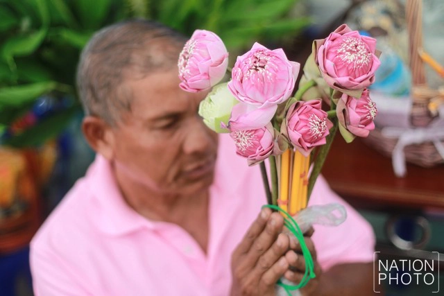 ตักบาตรดอกไม้ ณ วัดบางโฉลงใน จ.สมุทรปราการ