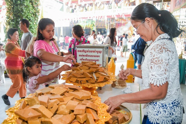 พุทธศาสนิกชน ร่วมทำบุญวันอาสาฬหบูชา หล่อเทียนวันเข้าพรรษา