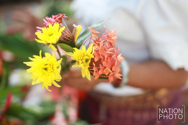 ตักบาตรดอกไม้ ณ วัดบางโฉลงใน จ.สมุทรปราการ