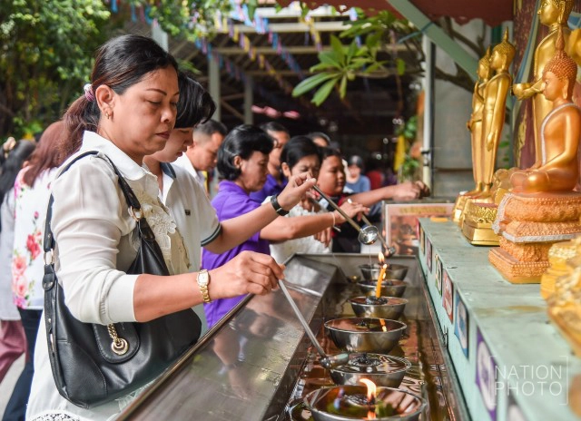 พุทธศาสนิกชน ร่วมทำบุญวันอาสาฬหบูชา หล่อเทียนวันเข้าพรรษา