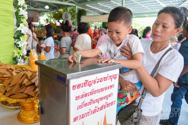 พุทธศาสนิกชน ร่วมทำบุญวันอาสาฬหบูชา หล่อเทียนวันเข้าพรรษา