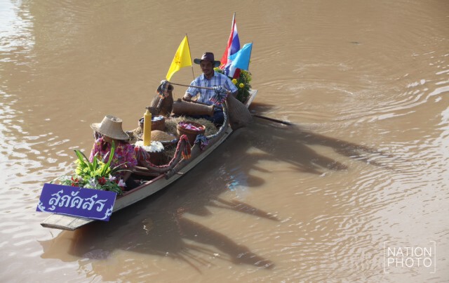 ชาวบ้านริมคลองลาดชะโด พายเรือร่วมขบวนแห่เทียนพรรษาทางน้ำ