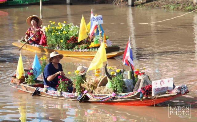 ชาวบ้านริมคลองลาดชะโด พายเรือร่วมขบวนแห่เทียนพรรษาทางน้ำ