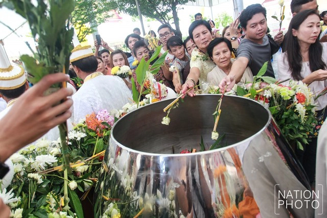 ตักบาตรดอกไม้ ณ วัดบางโฉลงใน จ.สมุทรปราการ