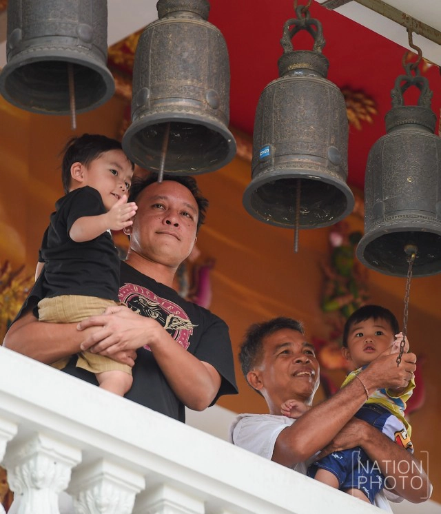 พุทธศาสนิกชน ร่วมทำบุญวันอาสาฬหบูชา หล่อเทียนวันเข้าพรรษา