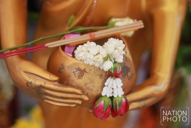 ตักบาตรดอกไม้ ณ วัดบางโฉลงใน จ.สมุทรปราการ