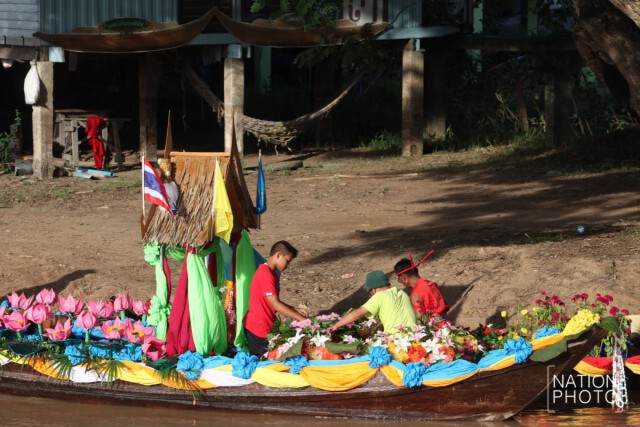 ชาวบ้านริมคลองลาดชะโด พายเรือร่วมขบวนแห่เทียนพรรษาทางน้ำ