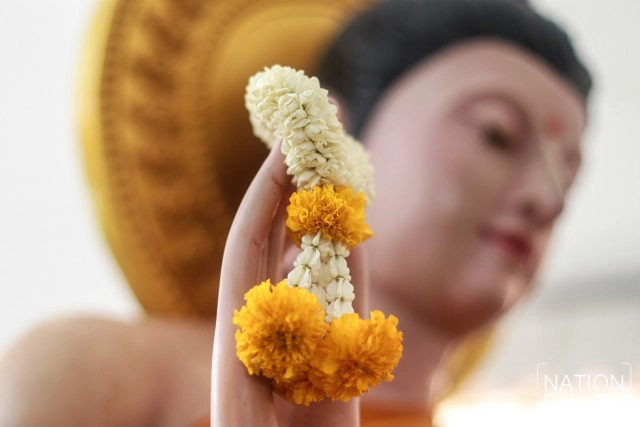 ตักบาตรดอกไม้ ณ วัดบางโฉลงใน จ.สมุทรปราการ