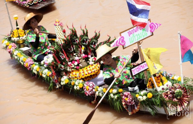 แห่เทียนทางน้ำยิ่งใหญ่