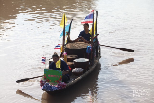 ชาวบ้านริมคลองลาดชะโด พายเรือร่วมขบวนแห่เทียนพรรษาทางน้ำ