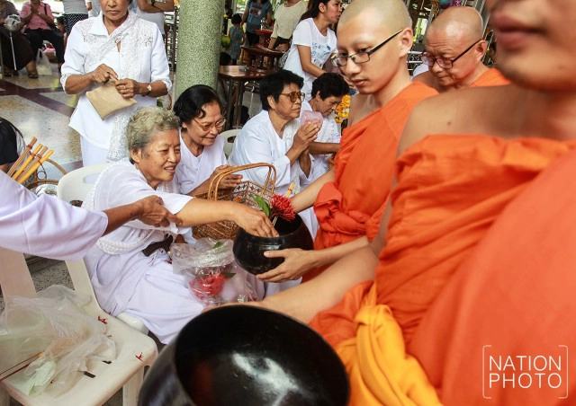 ตักบาตรดอกไม้ ณ วัดบางโฉลงใน จ.สมุทรปราการ