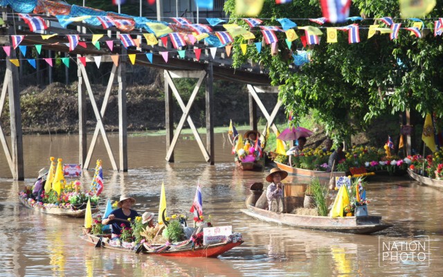ชาวบ้านริมคลองลาดชะโด พายเรือร่วมขบวนแห่เทียนพรรษาทางน้ำ