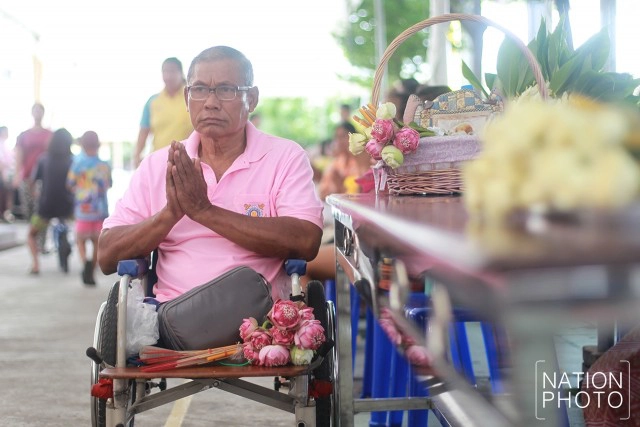 ตักบาตรดอกไม้ ณ วัดบางโฉลงใน จ.สมุทรปราการ