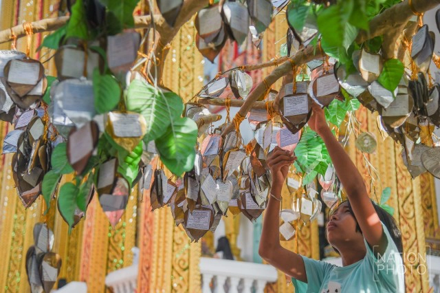 พุทธศาสนิกชน ร่วมทำบุญวันอาสาฬหบูชา หล่อเทียนวันเข้าพรรษา