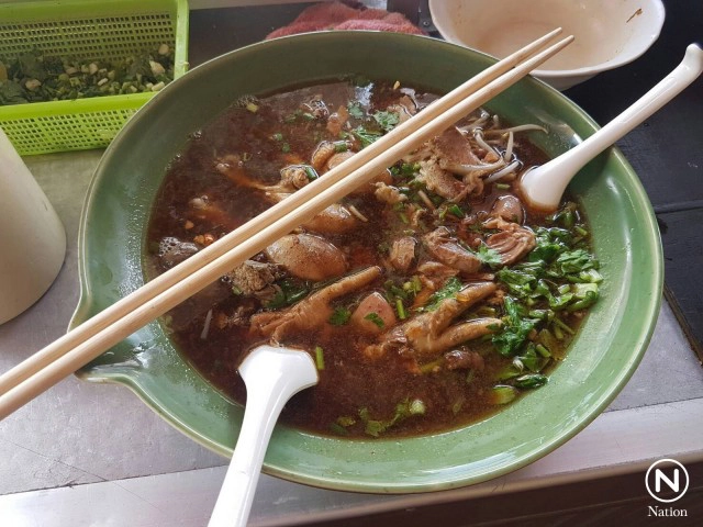 ฮือฮา! ก๋วยเตี๋ยวชามยักษ์อ่างทอง เจ้าของท้ากินหมดภายใน 40 นาทีให้กินฟรี 1 ปีเต็ม