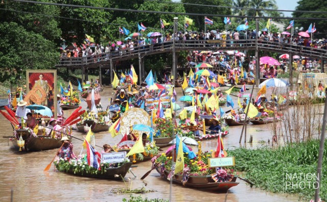 แห่เทียนทางน้ำยิ่งใหญ่