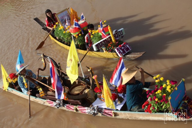 ชาวบ้านริมคลองลาดชะโด พายเรือร่วมขบวนแห่เทียนพรรษาทางน้ำ