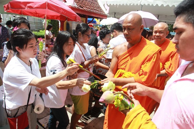 ตักบาตรดอกไม้ ณ วัดบางโฉลงใน จ.สมุทรปราการ