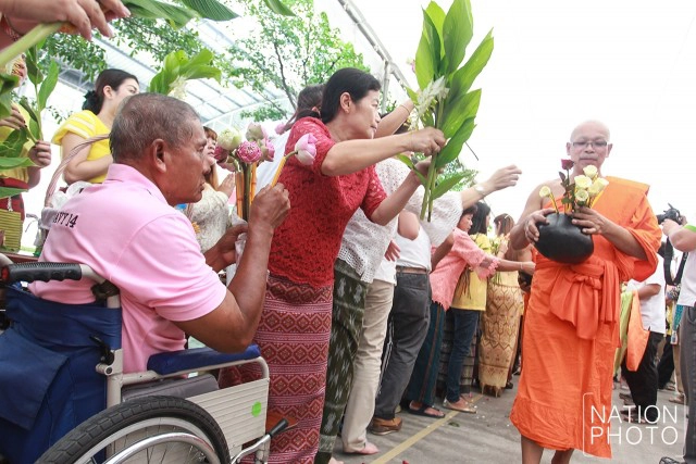ตักบาตรดอกไม้ ณ วัดบางโฉลงใน จ.สมุทรปราการ